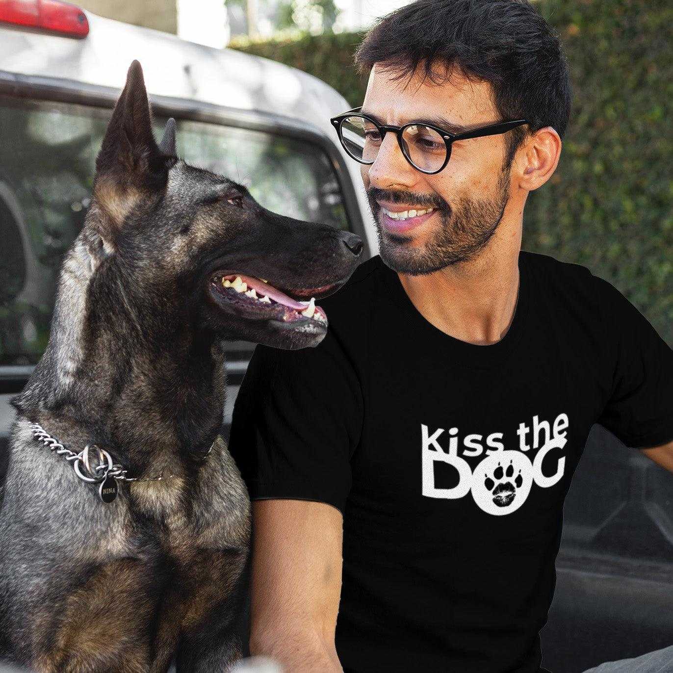 T-Shirt - "Kiss the Dog" Kussmund im "O" mit Kralle