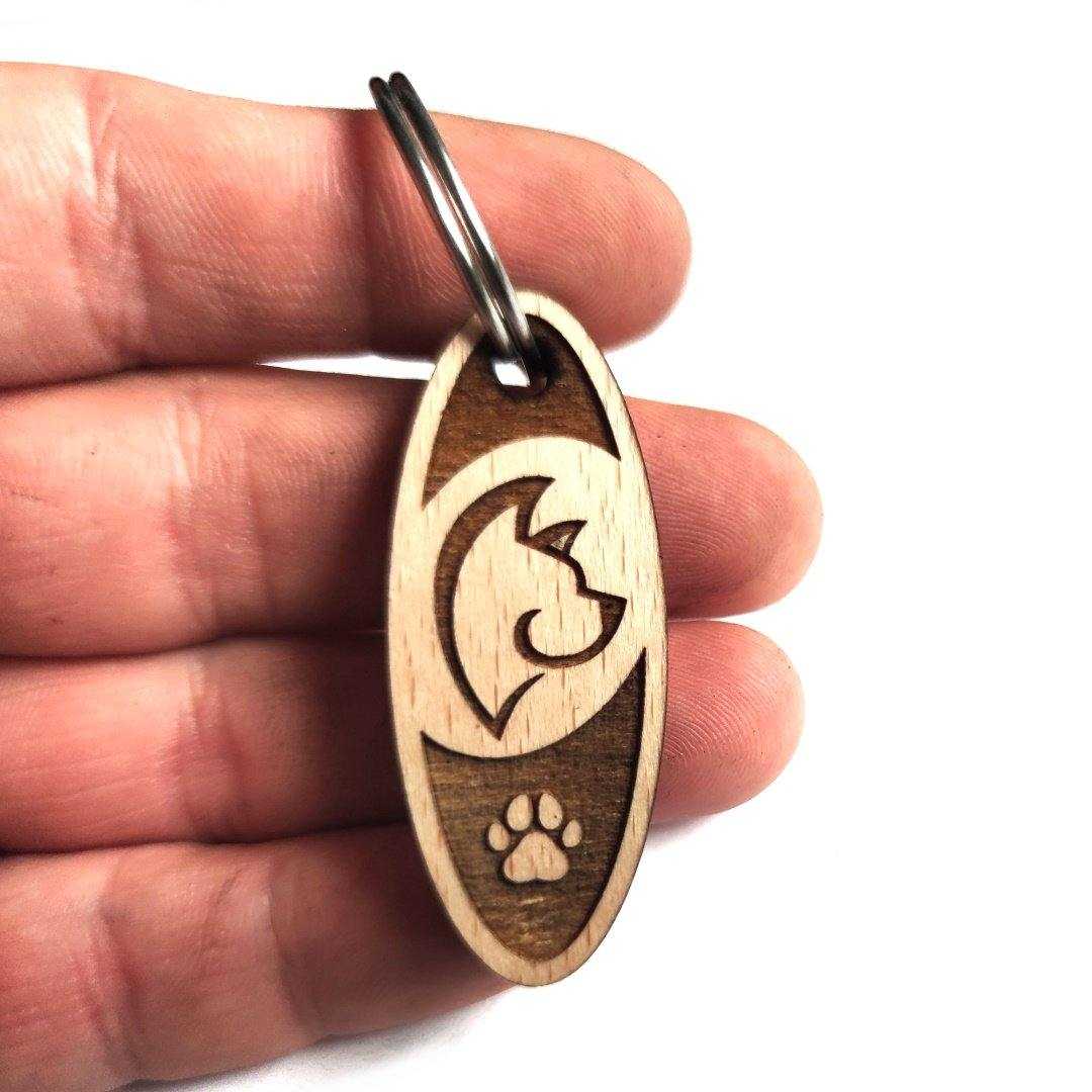 Hundekopf Silhouette Husky mit Pfote ovaler Schlüsselanhänger Buchenholz