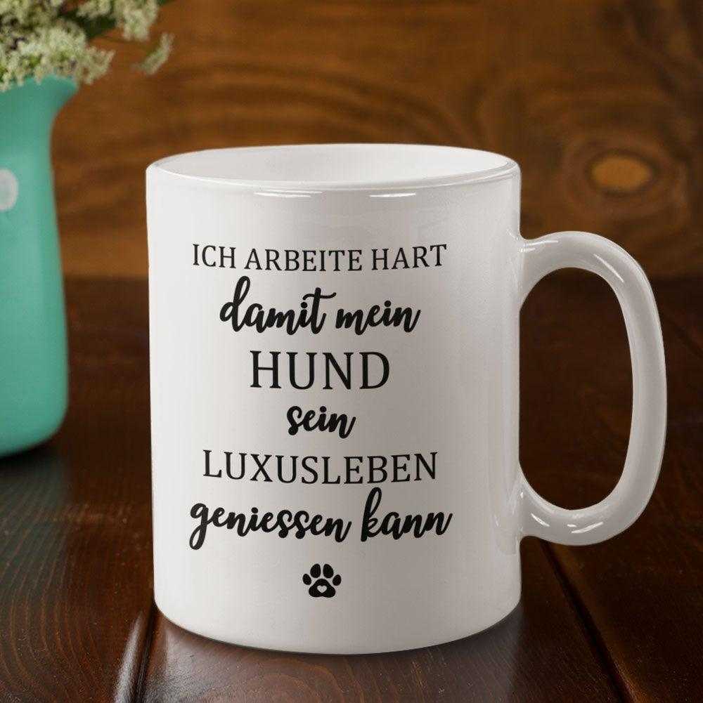 Ich arbeite hart damit mein Hund sein Luxusleben geniessen kann - Keramiktasse